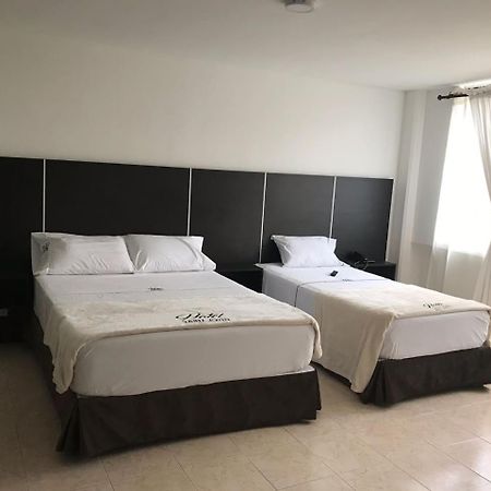 Hotel Saint John 메딜린 외부 사진