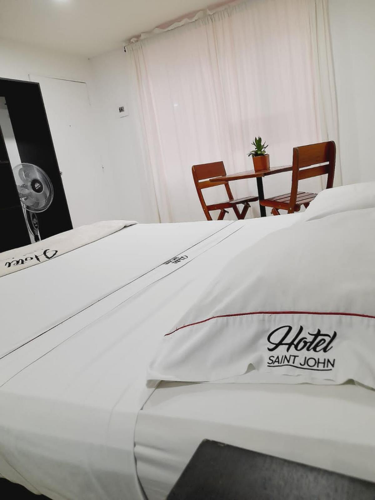 Hotel Saint John 메딜린 외부 사진