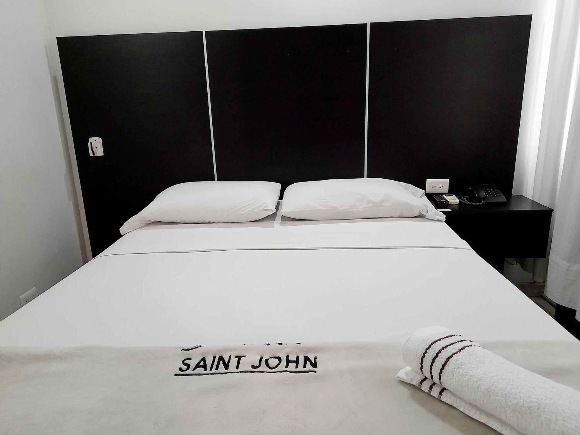 Hotel Saint John 메딜린 외부 사진