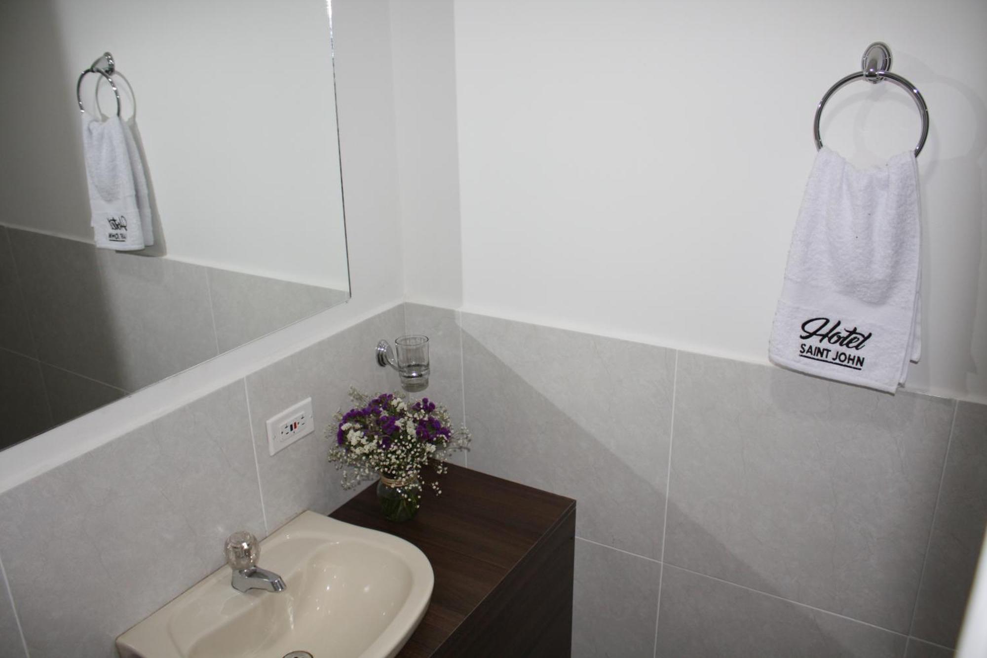 Hotel Saint John 메딜린 외부 사진