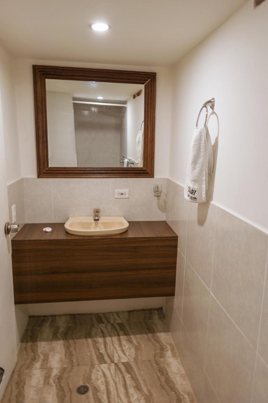 Hotel Saint John 메딜린 외부 사진